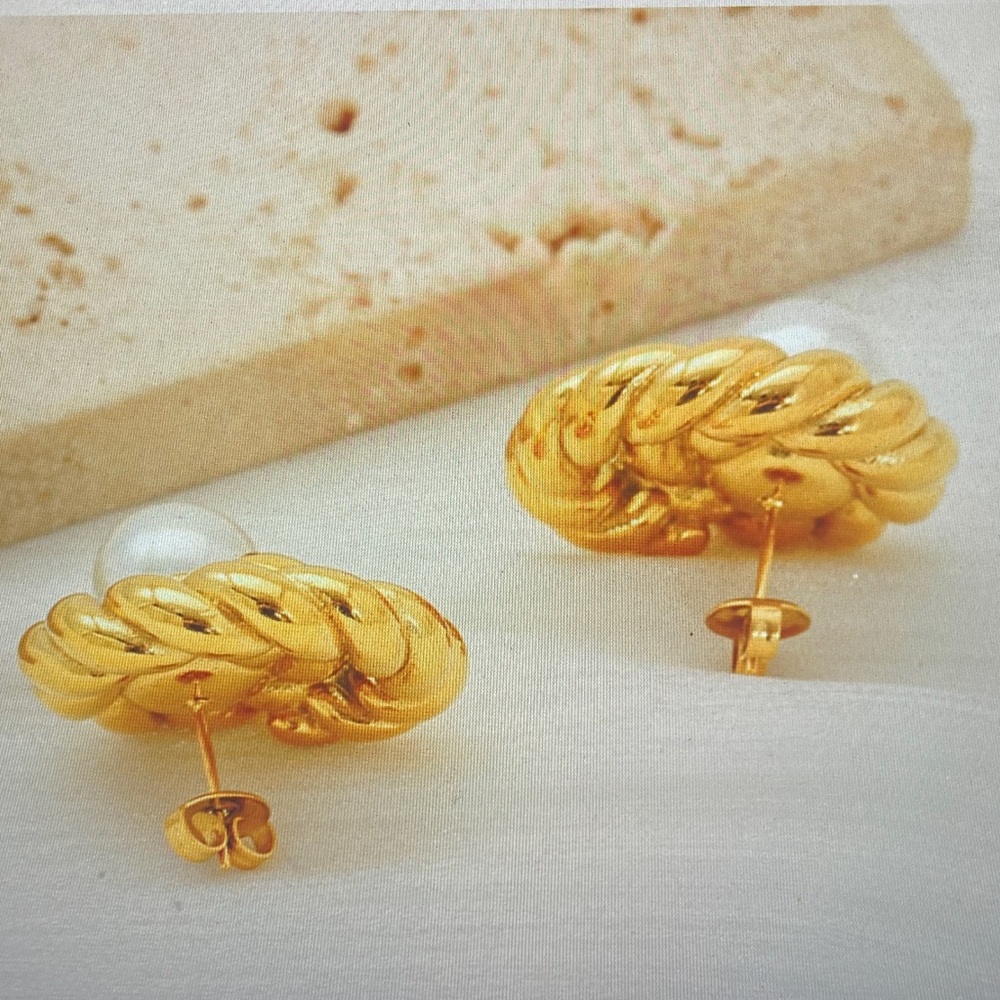 Elegant Gold and Pearl Earrings - Picture 3 of 3